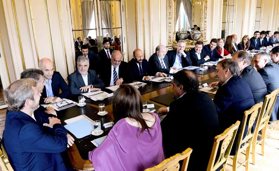TODOS JUNTOS. Macri y Frigerio encabezaron la cumbre a la que asistieron los 23 gobernadores de las provincias y el jefe de gobierno porteño.
