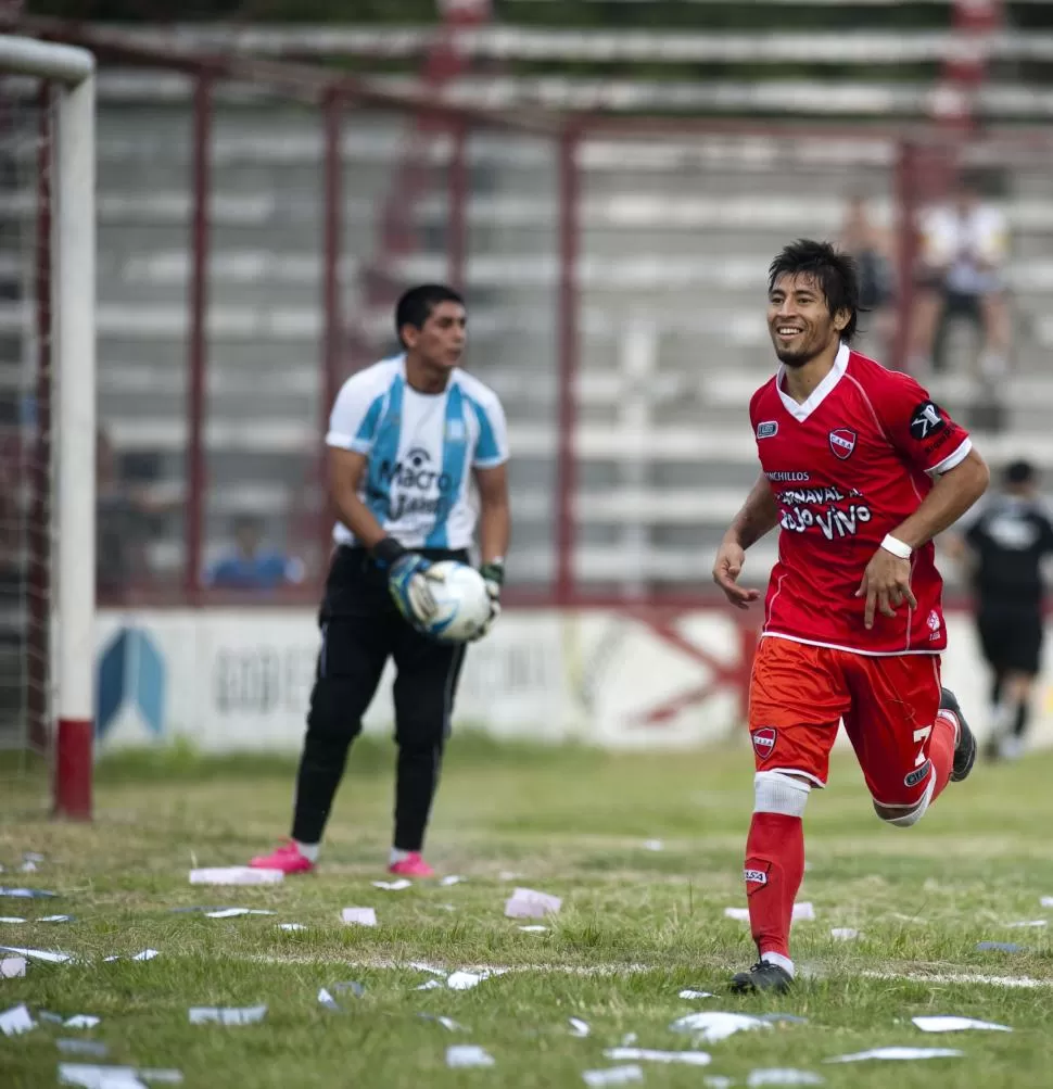 FIGURA REPETIDA. Joaquín Quinteros le aporta buen fútbol y un gol al “Diablo rojo” de Ranchillos. LA GACETA / FOTO DE DIEGO ARAOZ
