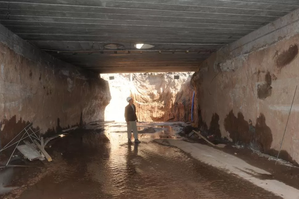 EL AGUA, UNA ENEMIGA IDENTIFICADA. Un profesional recorre la obra de los túneles, que presenta rastros de humedad en los muros y graves filtraciones. la gaceta / foto de antonio ferroni (archivo)