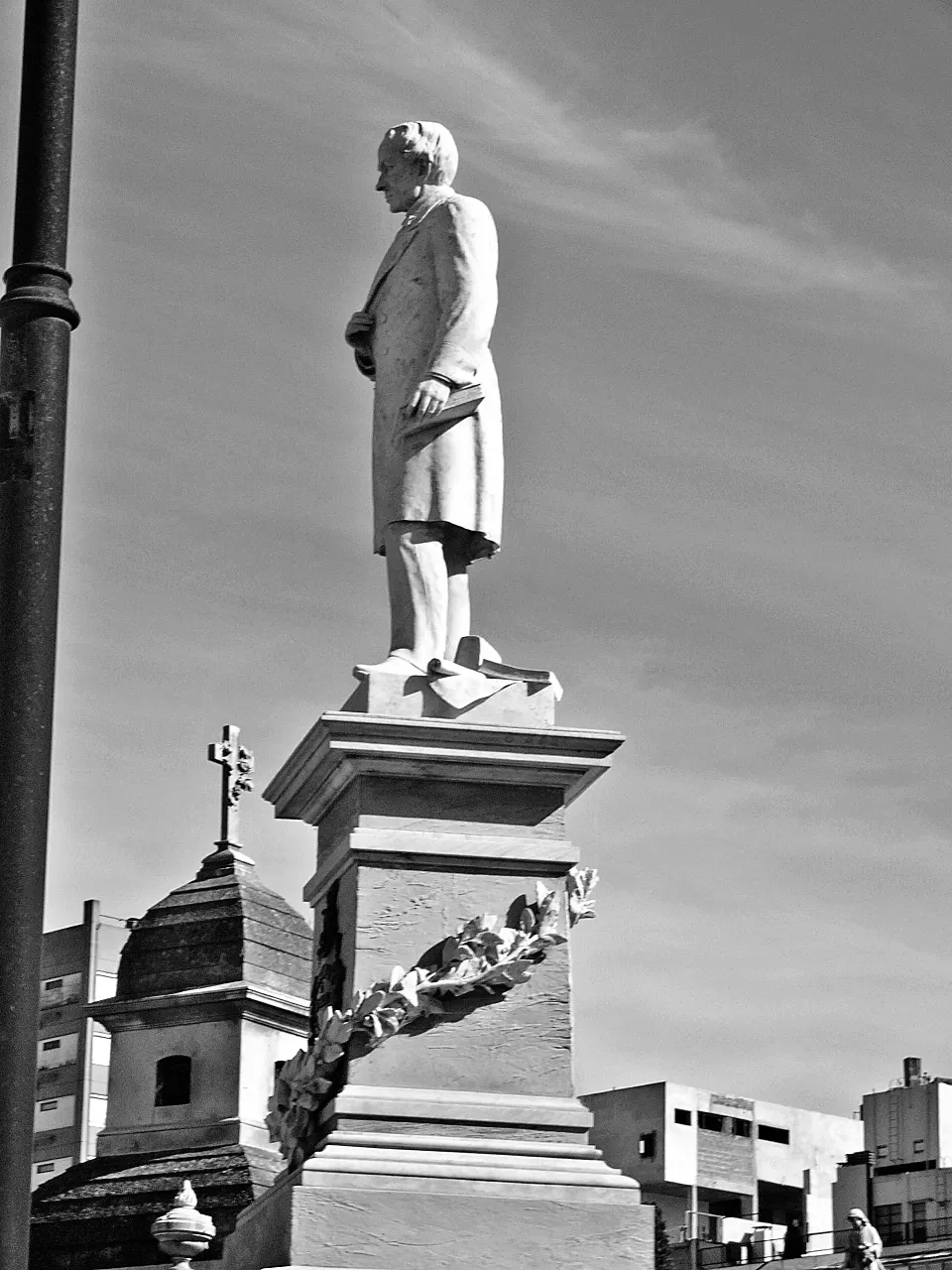 JUAN BAUTISTA ALBERDI. Estatua del prócer, obra de Camilo Romairone, en el cenotafio de la Recoleta. LA GACETA / ARCHIVO.