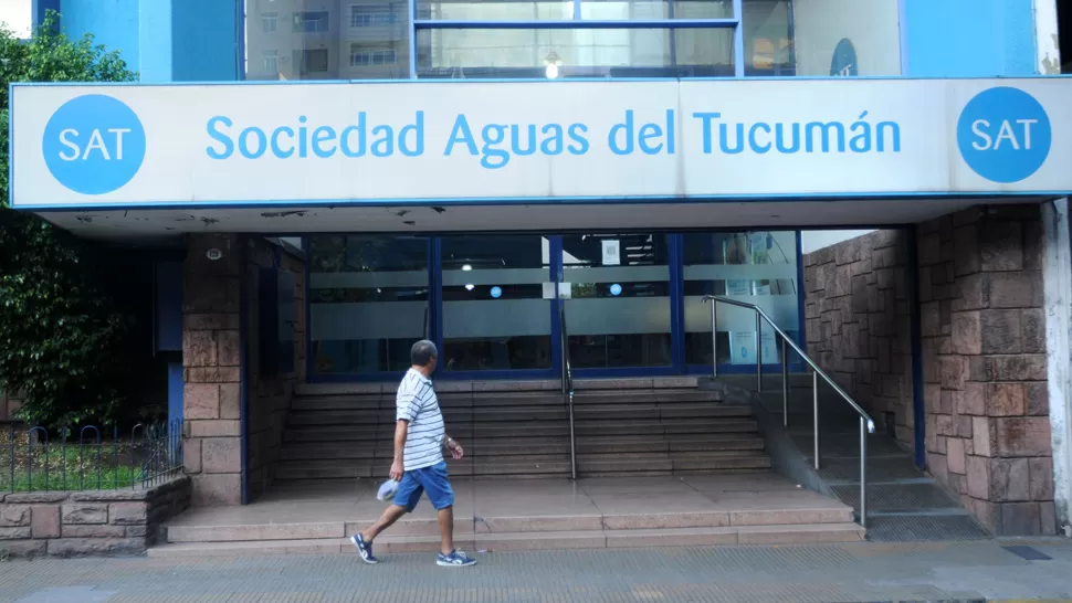 EMPRESA CUESTIONADA. Un peaton camina frente a la sede de la Sociedad Aguas del Tucumán, en la calle Monteagudo. ARCHIVO