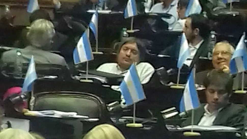 ¿UNA SIESTA? Máximo Kirchner y Axel Kicillof cerraron los ojos durante unos minutos en la Cámara de Diputados. TWITTER.COM/FACUNDOGARRETON
