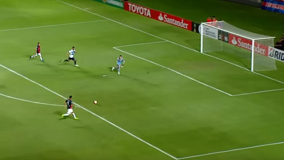 MALA DECISION. El goleador uruguayo prefirió enganchar antes que patear al arco. CAPTURA DE VIDEO