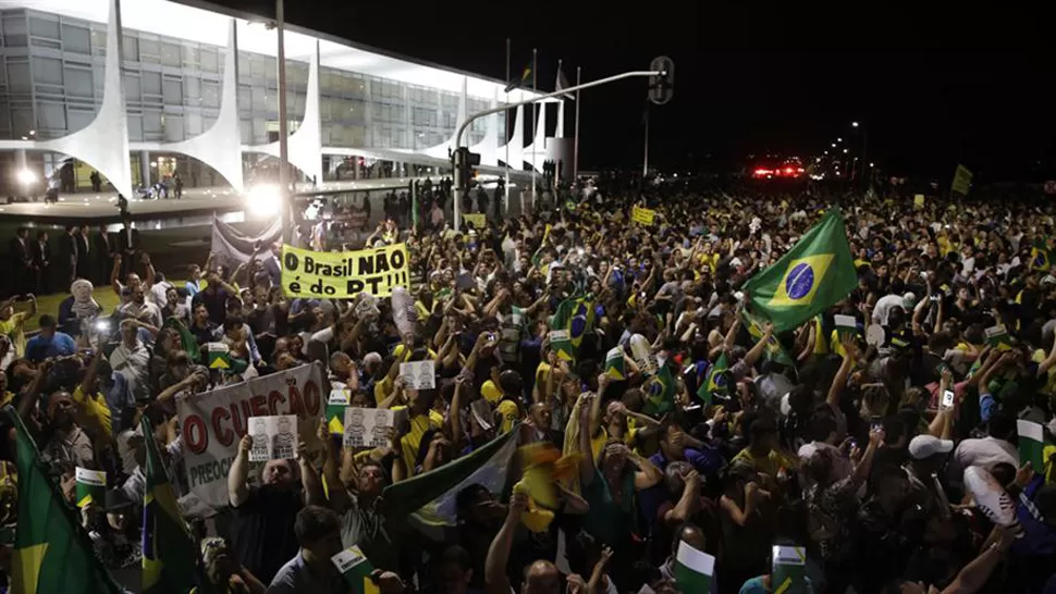 EN LAS CALLES. Los brasileños salieron de manera espontánea en las principales ciudades de Brasil. FOTO TOMADA DE LANACION.COM.AR