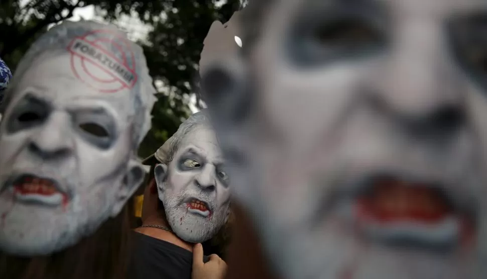 EL DOMINGO. Los manifestantes llevaban máscaras que representan al ex presidente de Brasil, Lula da Silva, durante una protesta en San Pablo. reuters 