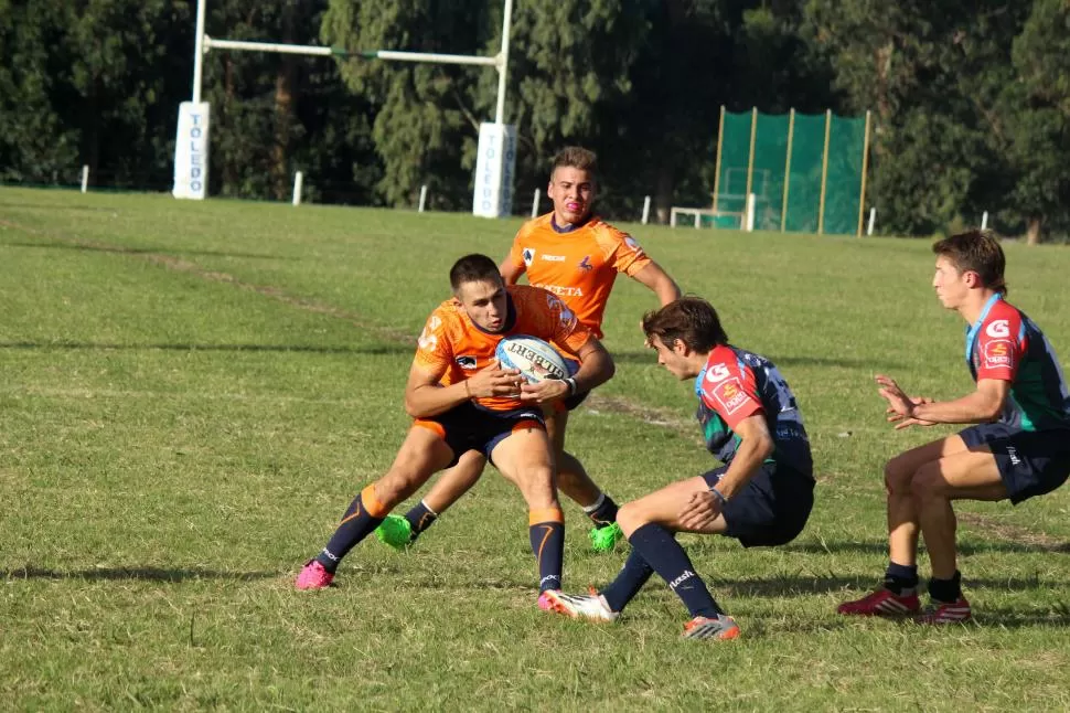 AFERRARSE AL PLAN DE JUEGO. Los “Naranjitas” tendrán que cuidar con mucho tesón la ovalada para vencer a los salteños. foto de lucas currá