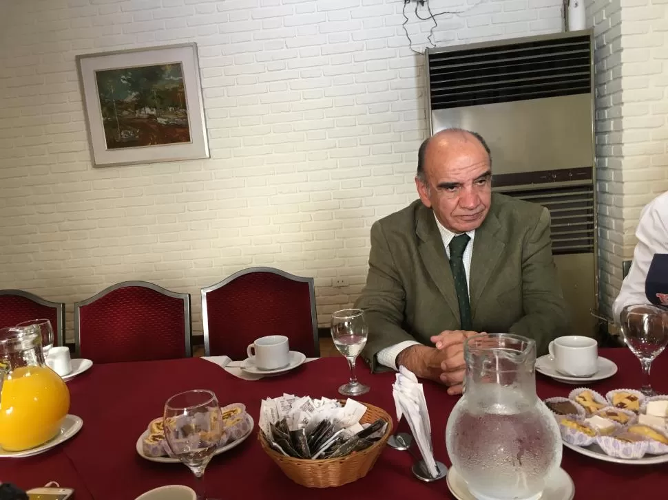 TITULAR DEL MINISTERIO PÚBLICO. Edmundo Jiménez en una reunión con la prensa ayer en un hotel céntrico. la gaceta / foto de roberto delgado