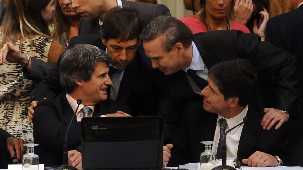 COMISIÓN. Prat Gay (izquierda), junto a los senadores Pichetto (FpV), Petcoff Naidenoff (UCR) y Abal Medina (FpV). TÉLAM