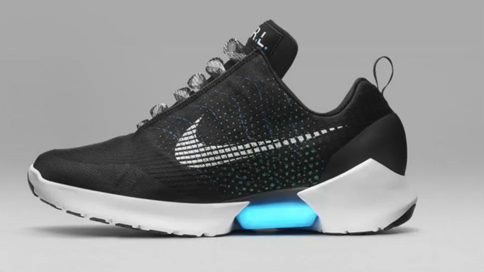 Nike presentó una zapatilla que se ata los cordones sola