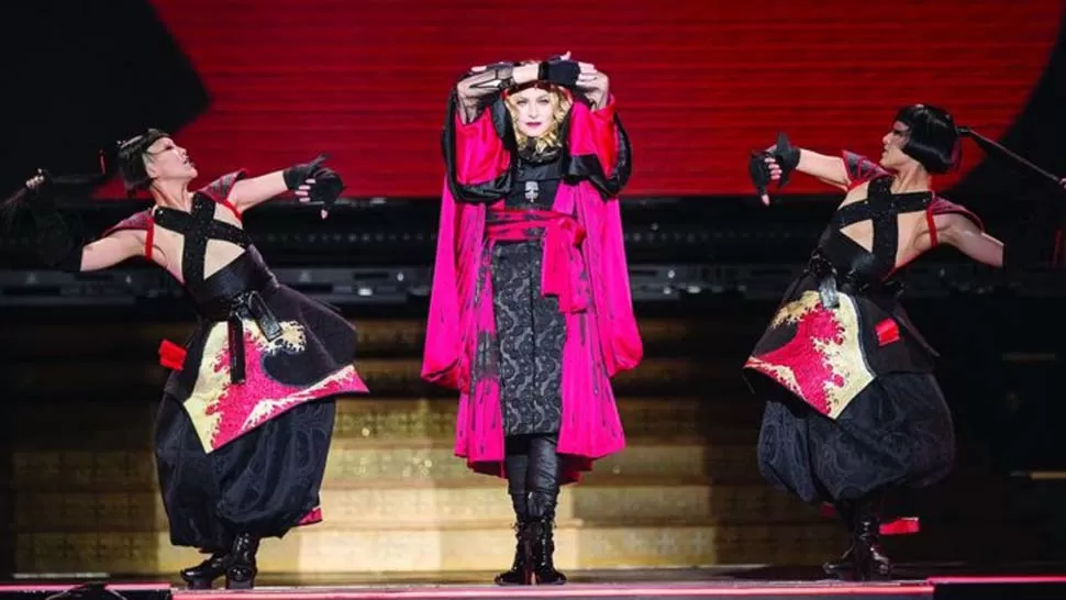 POLÉMICA .Madonna le bajó el top a una fan.FOTO TOMADA DE INFOBAE.COM.