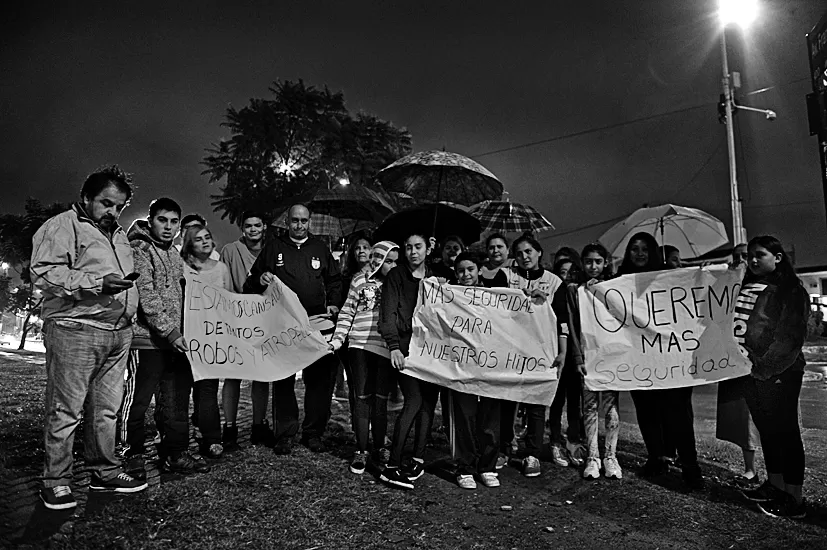 MOVILIZADOS. Los vecinos, con pancartas, reclamaron más seguridad. la gaceta / foto de diego aráoz