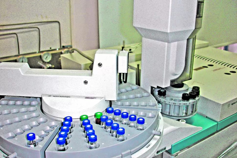 TECNOLOGÍA. Los laboratorios de la Estación Experimental Obispo Colombres (Eeaoc) de Tucumán cuentan con modernos equipamientos para realizar análisis.  