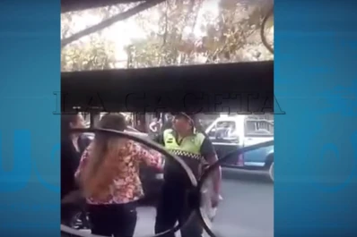 Un policía empujó a una mujer en una discusión