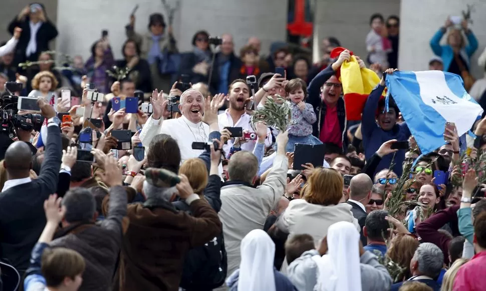 CON ALEGRÍA. El papa Francisco saludo a los fieles luego de su mensaje por el Domingo de Ramos, en la plaza San Pedro. reuters 