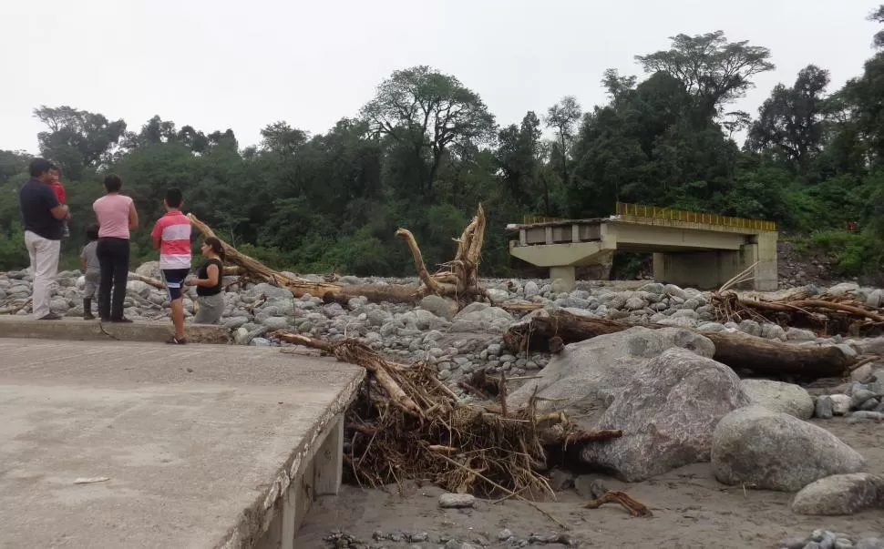 UN AÑO ATRÁS. La gran tormenta se llevó el puente sobre el río Jaya, y desde entonces no se puede acceder a la reserva Nacional Los Alisos, ubicada a 12 kilómetros de Alpachiri. la gaceta / foto de Osvaldo Ripoll (archivo)