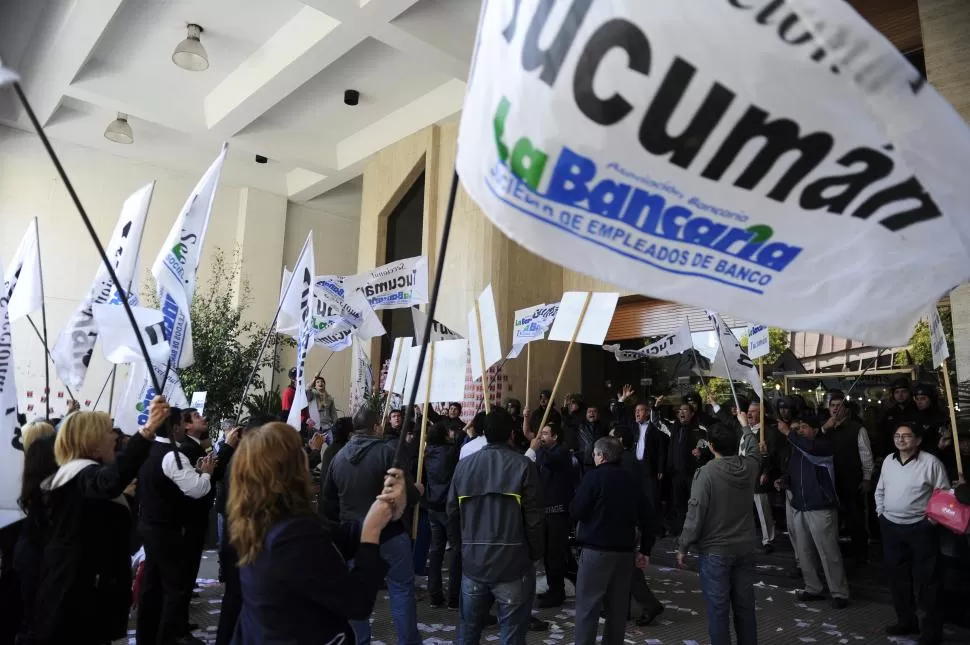 CONFLICTO. La Bancaria se manifiesta frente a la sede central de la Caja Popular, en una imagen de 2013. la gaceta / FOTO DE JORGE OLMOS SGROSSO (archivo)