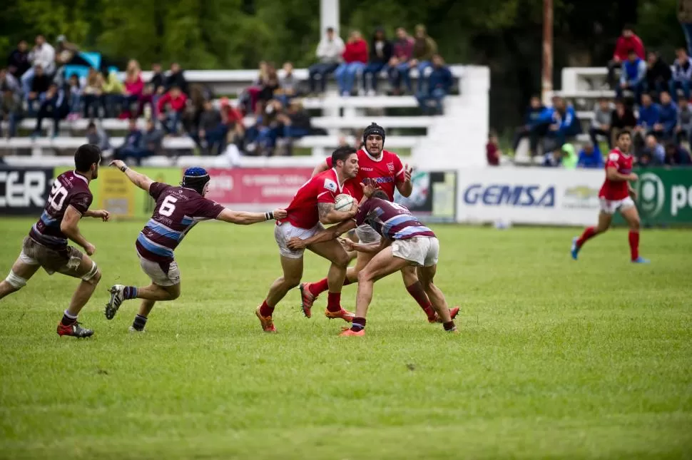 LO RESOLVIÓ A TIEMPO. Jockey se plantó bien, pero Los Tarcos abrió el juego en el segundo tiempo y lo ganó con justicia. El “Rojo” quedó a un punto de la cima. la gaceta / foto de jorge olmos sgrosso