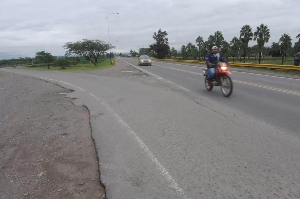 TRÁGICO LUGAR. En Autopista Juan D. Perón y ruta Alternativa se produjo el choque entre los motociclistas.   