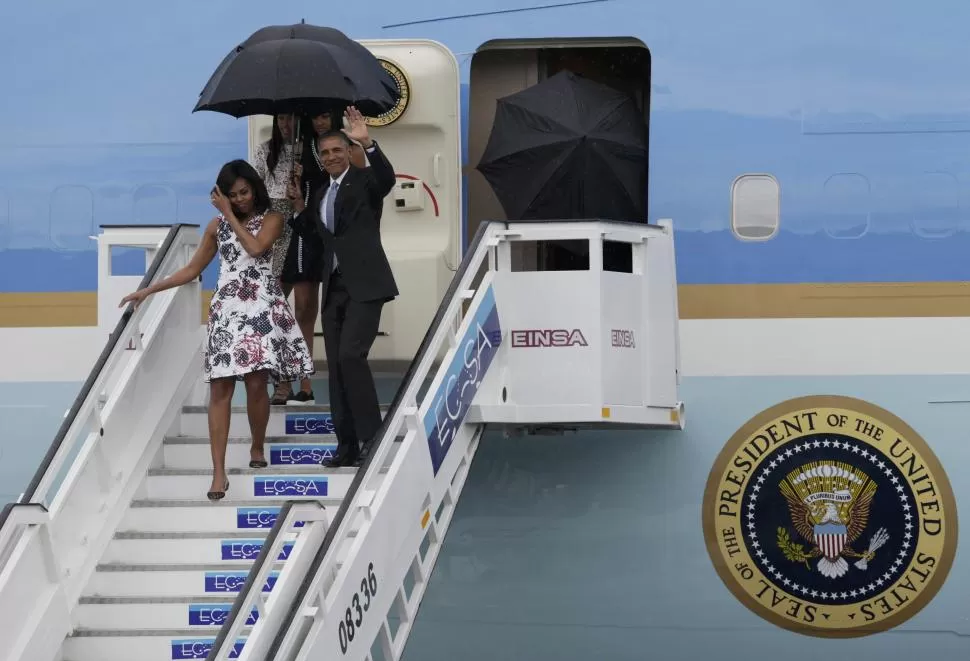 TODA LA FAMILIA. Obama llegó ayer a La Habana acompañado por su esposa Michelle y por sus dos hijas para la gira por Cuba y Argentina. 
