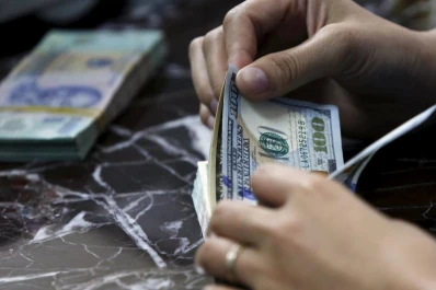 El dólar oficial cayó y se ubicó por abajo de los $ 15