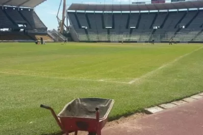 ¿La pelota no rueda en el Estadio Mario Kempes?