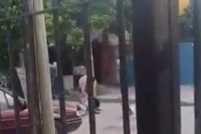 Video: discutieron, le pegaron y la mataron