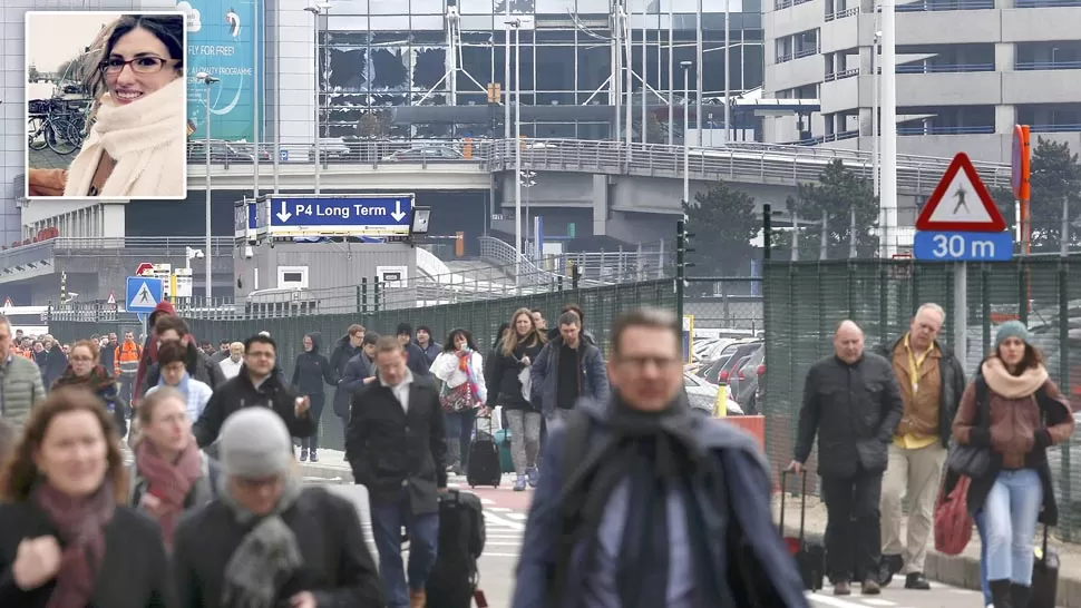 BRUSELAS. Cientos de personas abandonan el aeropuerto tras los atentandos; en el extremo superior de la imagen, Florencia Silva.
