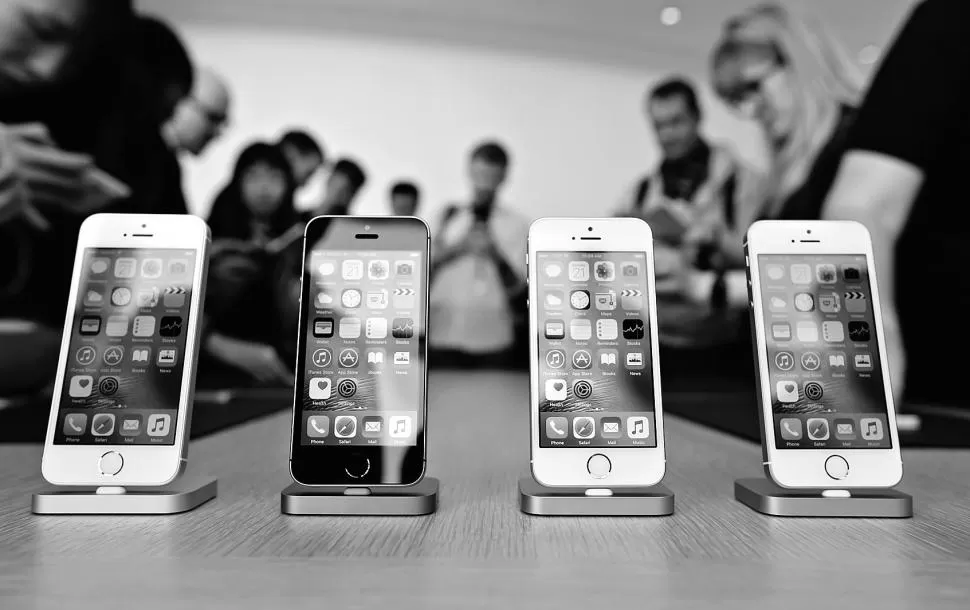 UN REGRESO A LO SEGURO. El nuevo teléfono es casi idéntico al iPhone 5S. Reuters.