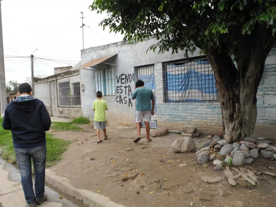 EN EL LUGAR DEL HECHO. En la zona donde Quiara fue herida los vecinos conviven con el sonido de los tiros y con la inseguridad. LA GACETA / Foto de José Nuno