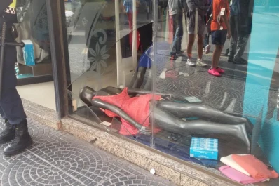 Roban comercios a tres cuadras de la plaza Independencia