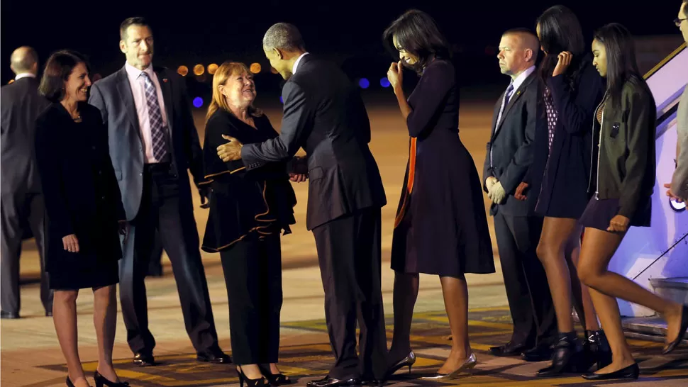LA BIENVENIDA. La canciller Susana Malcorra fue la encargada de recibir a la familia Obama en Ezeiza. REUTERS