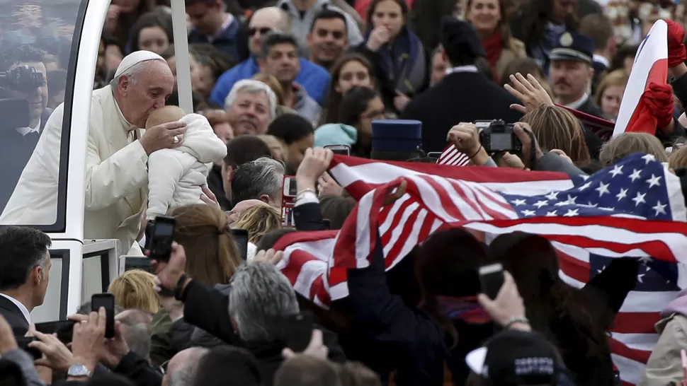 ENCUENTRO. El Papa recorre la Plaza de San Pedro, durante su tradicional audiencia pública de los miércoles. REUTERS