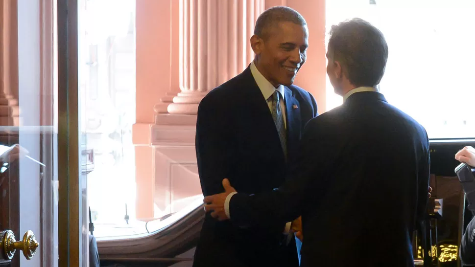 BIENVENIDA. Macri y Obama se saludan en la escalinata de la Casa Rosada. TELAM