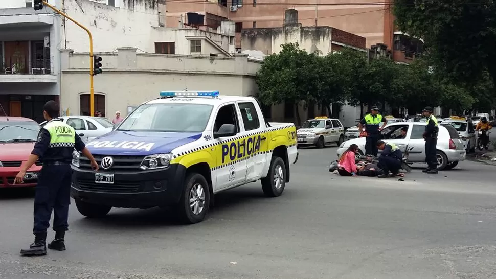 Un patrullero y una moto chocaron en la avenida Sarmiento