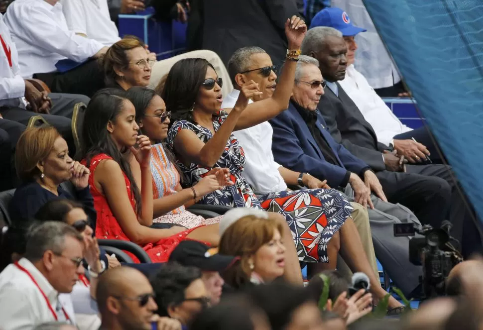 EL DEPORTE. Castro y Obama y su familia asistieron a un partido de béisbol en un estadio de La Habana. Reuters