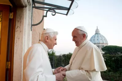 Benedicto XVI se está apagando lentamente, dice su secretario