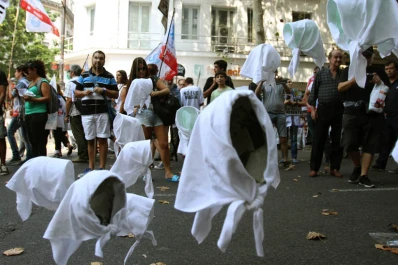 Amplia convocatoria en Plaza de Mayo a 40 años del último golpe cívico-militar