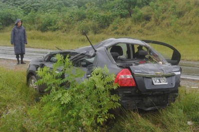 El gerente de un hospital volcó su auto a causa de las fuertes lluvias