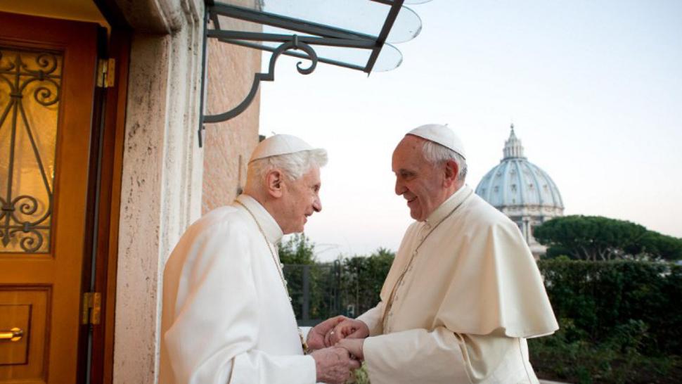 DOS GENERACIONES. El papa emérito, Benedicto XVI, saluda a su sucesor, el Papa Francisco. 