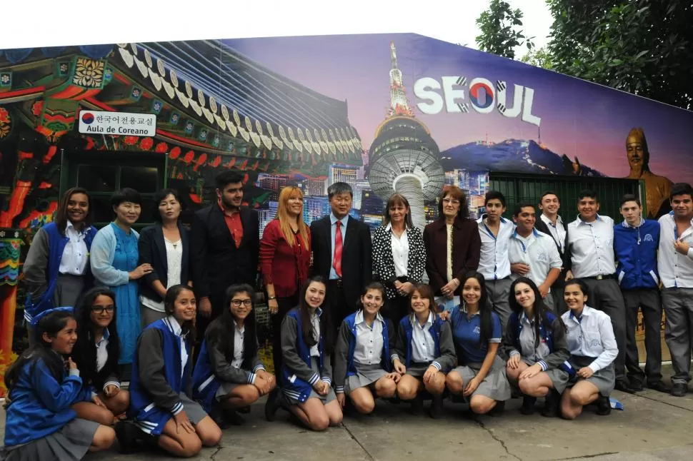 AULA NUEVA. Sang Mok Han (centro), de la embajada de Corea del Sur, rodeado de alumnos y docentes del colegio Presentación de María. la gaceta / fotos de analia jaramillo 