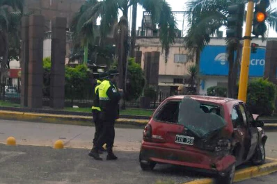 Un auto se estrelló contra un semáforo en la plazoleta Mitre