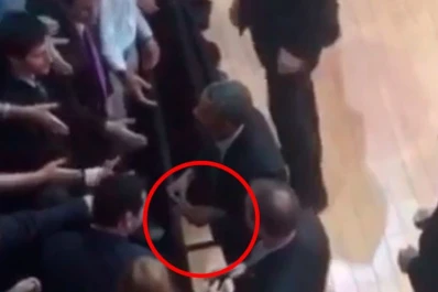 Video: Obama se sacó el anillo para saludar a los jóvenes empresarios
