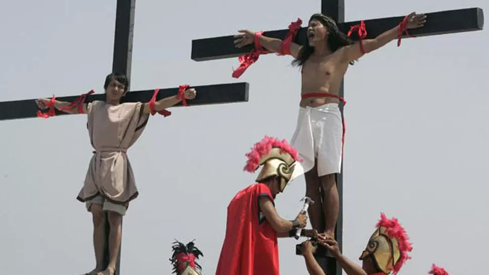 CRUCIFICADDOS. En Filipinas, los voluntarios son clavados en la cruz. FOTO TOMADA DE LAVOZ.COM.AR