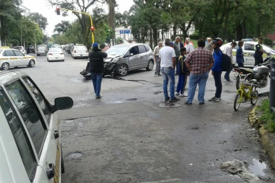 Dos autos chocaron en Mate de Luna y Pellegrini