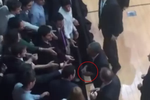 Video: Obama se quitó el anillo al saludar a jóvenes argentinos