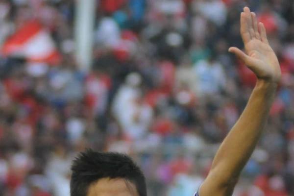 Un bebé con gol bajo el brazo