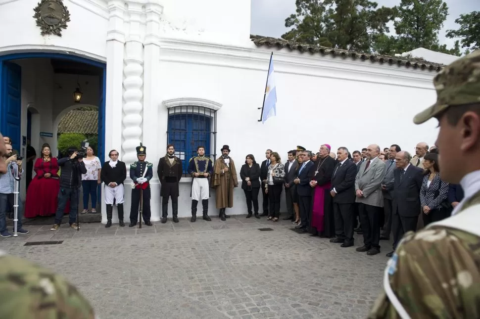 FRENTE A LA CASA HISTÓRICA. Uno de los eventos en homenaje a los diputados de 1816 se desarrolló sobre el paseo de calle Congreso. Participaron, entre otros, Monseñor Zecca, Jaldo (a su izquierda) y Alfaro (a su derecha). la gaceta / FOTO DE JORGE OLMOS SGROSSO