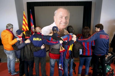 Miles de hinchas despidieron a Cruyff