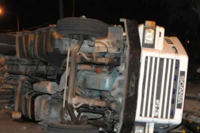 Un camión que partió desde Tucumán volcó y perdió toda su carga de maíz