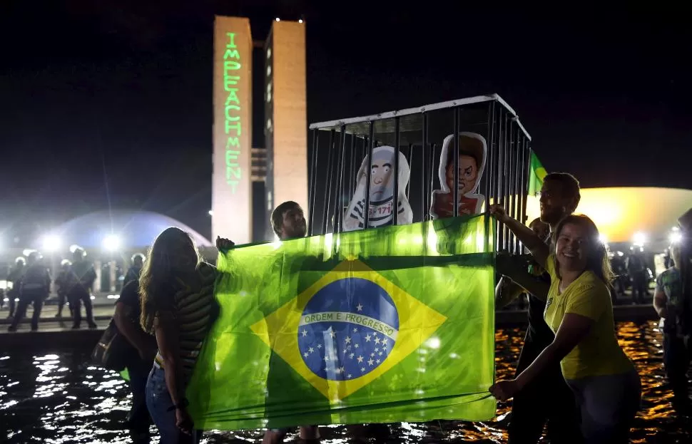 OPOSICIÓN. Miles de manifestantes protestaron contra Dilma y Lula. Reuters